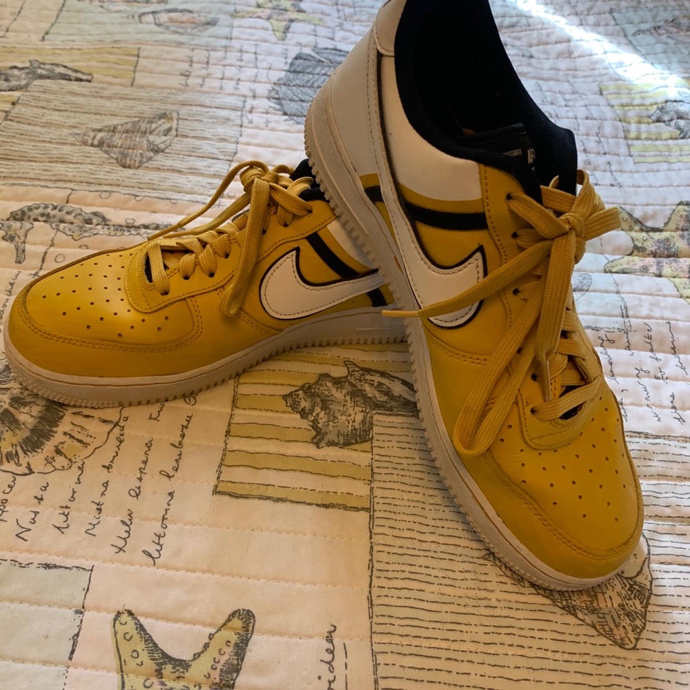 Nikes men’s sized 81/2 . Women’s 10